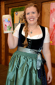Kabarettistin Franziska Wanninger präsentierte den offiziellen Oktoberfest Krug 2016 in der Bräu-Rosl  (©Foto: Ingrid Grossmnn)